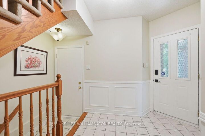 Property Photo: 15 Locheland Crescent ON K2G 6H2