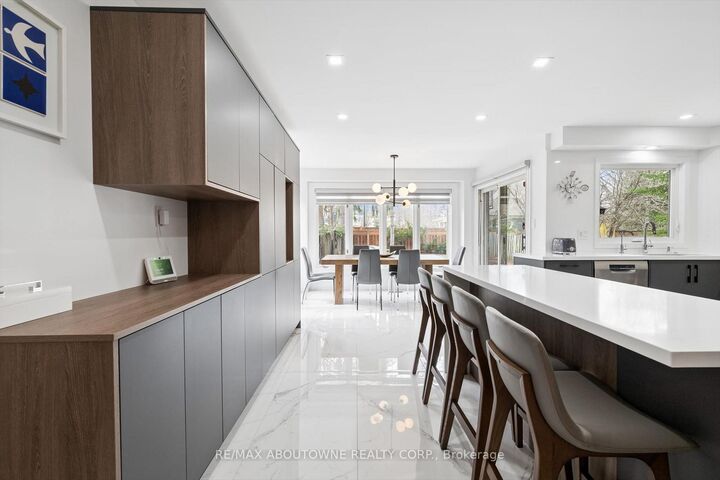 Property Photo: 1194 Queen Victoria Avenue ON L5H 3H3