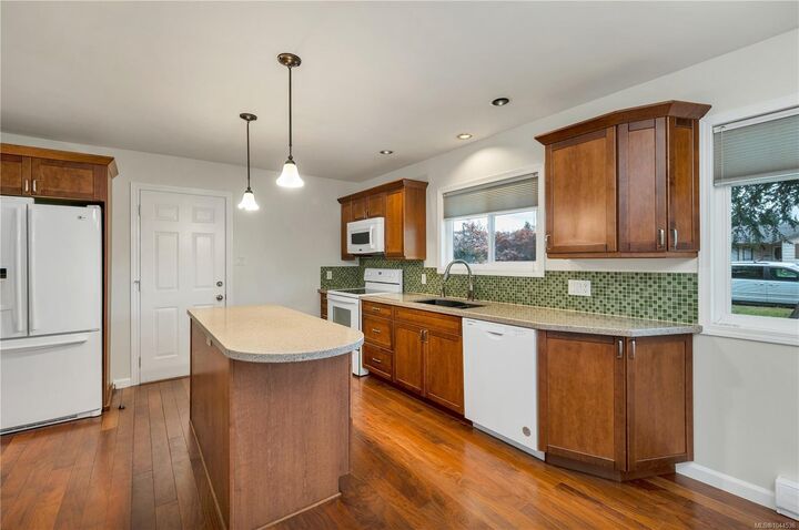Property Photo: 66 Oregon Rd BC V9W 5T1