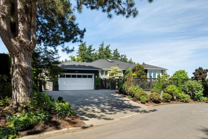 Property Photo: 5256 Del Monte Ave BC V8Y 1X2