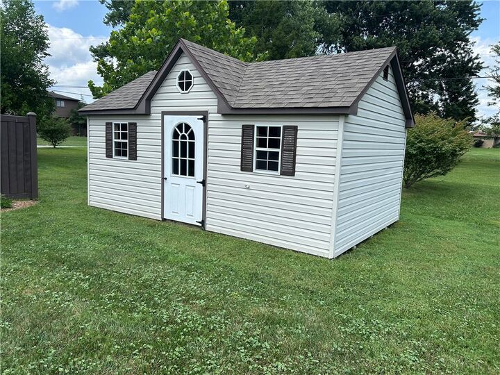 Property Photo: 729 Skylark Dr PA 15425