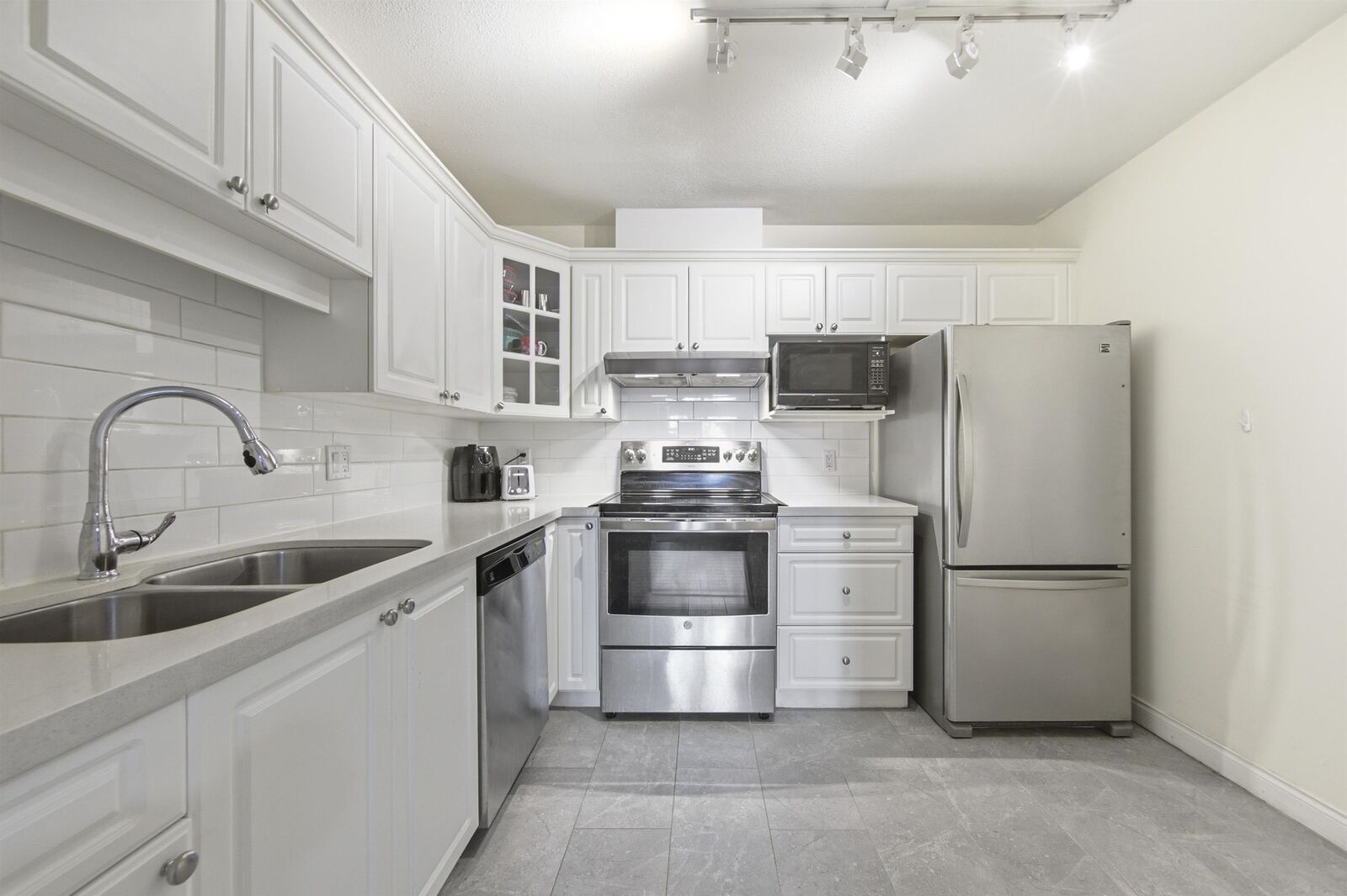 Property Photo: 5735 Hampton Place 105 BC V6T 2G8