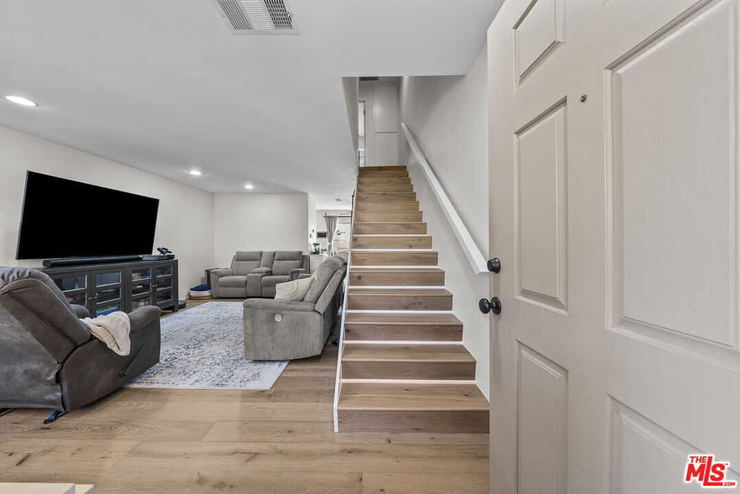Property Photo:  19124 Hamlin St, Unit 4  CA 91335 