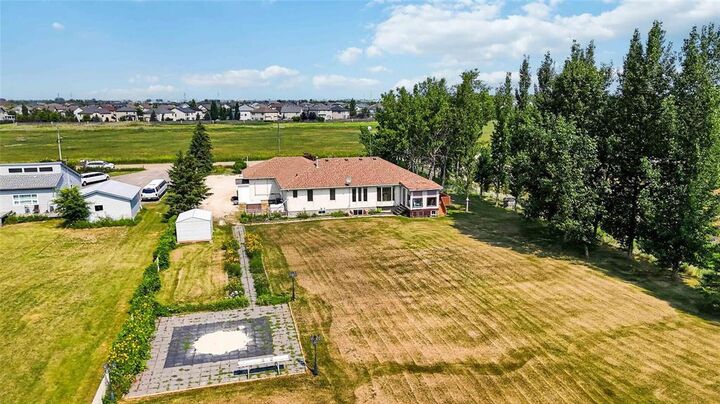 Property Photo: 88 Cadboro Road MB R3Y 1R7