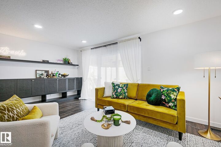 Property Photo: 19F Meadowlark Village NW AB T5R 5X3