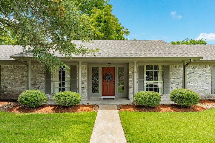 Property Photo: 320 Linden Lane TX 77566