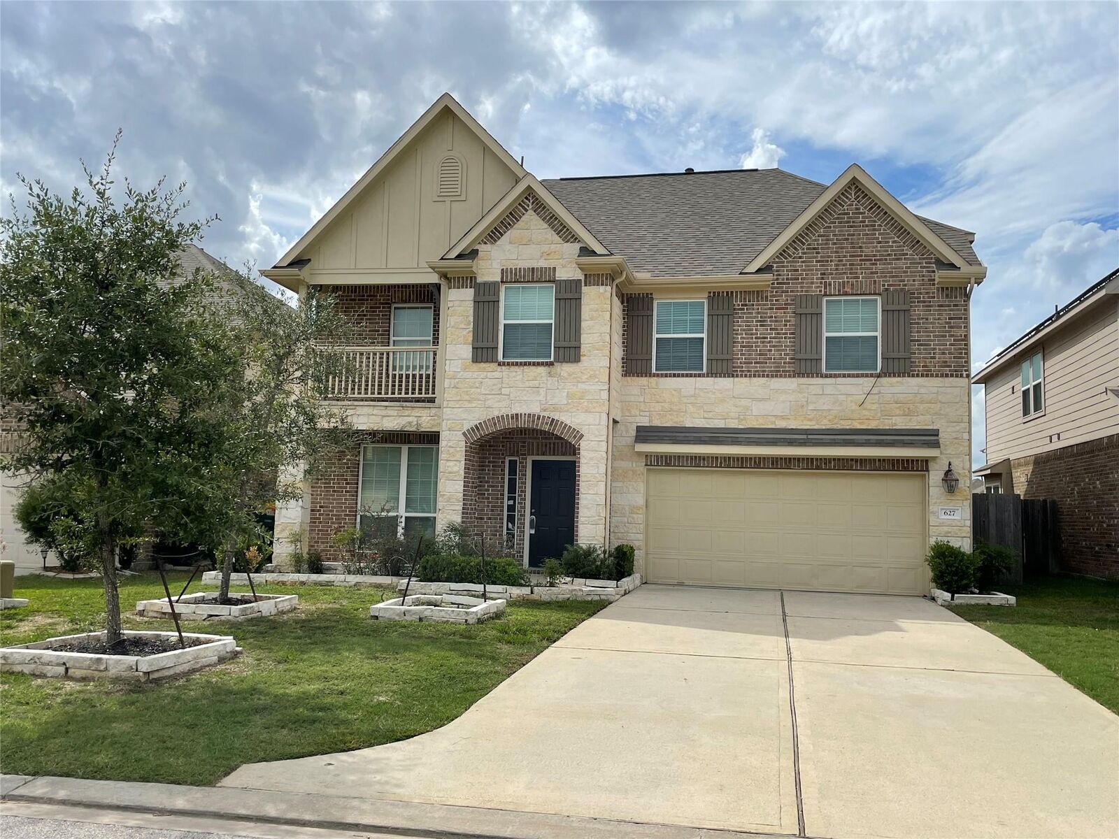 Property Photo: 627 Oak Circle Drive E TX 77301