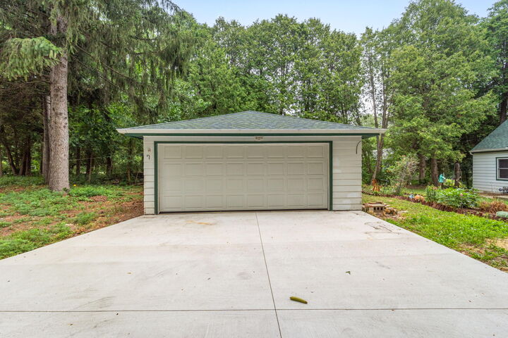Property Photo:  1900 Edgewater Dr Dr  WI 53024 