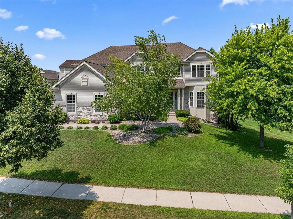 Property Photo:  700 Creekwood Dr  WI 53095 