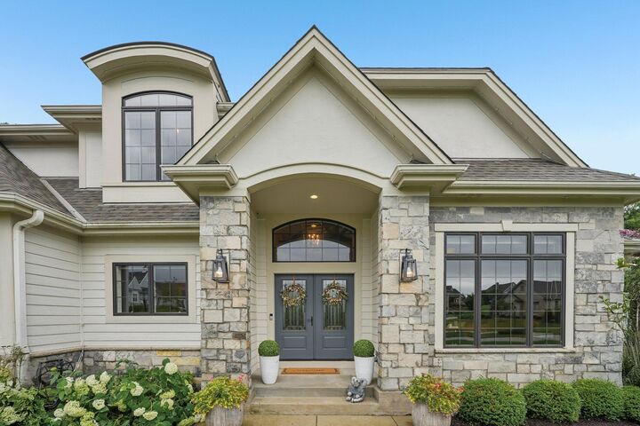 Property Photo:  1646 Twisted Oak Ct  WI 53029 