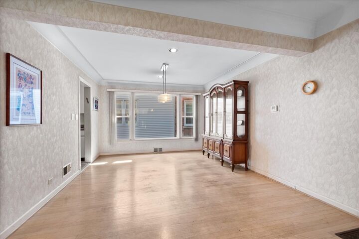 Property Photo: 6939 N Francisco Avenue IL 60645