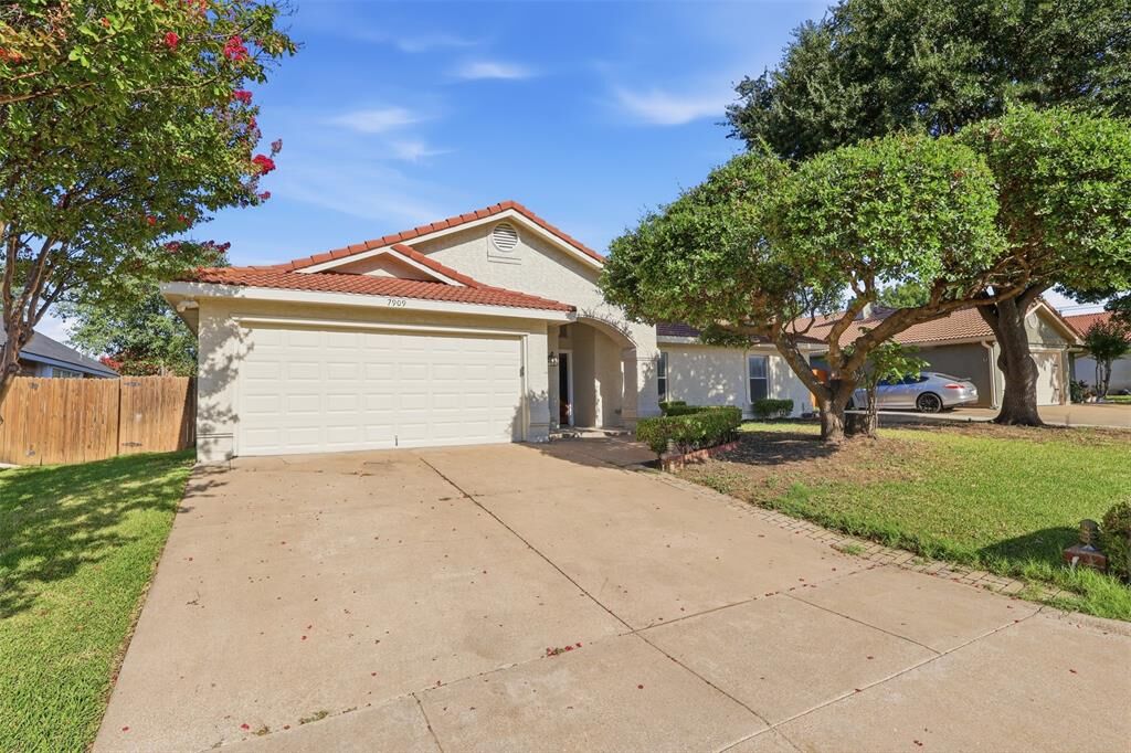 Property Photo: 7909 Hayfield Court TX 76137
