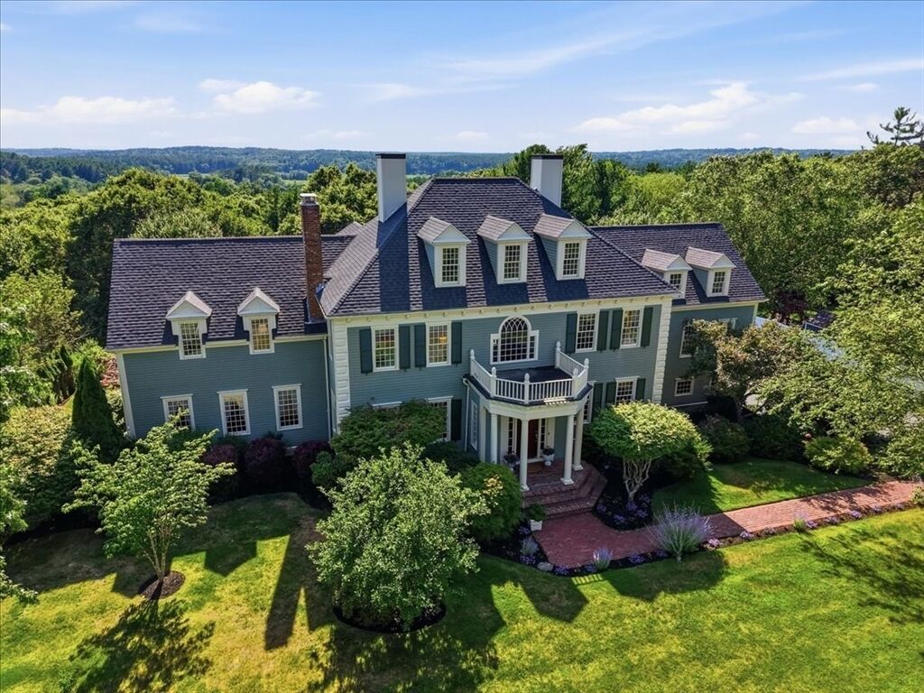 Property Photo:  104 Pokanoket Ln  MA 02050 