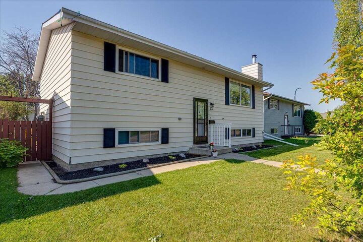 Property Photo:  43 Oak Street  AB T4P 2N7 