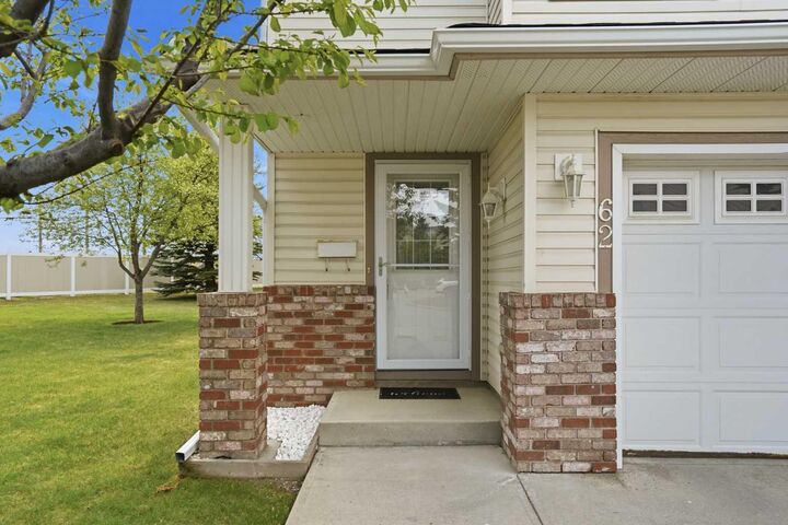 Property Photo: 62 Country Hills Cove NW AB T3K 5G7