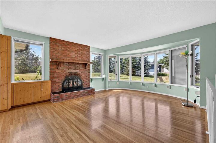Property Photo:  7727 Bowcliffe Crescent NW  AB T3B 2S6 