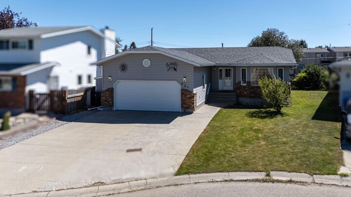 Property Photo:  529 53 Avenue W  AB T0L 0T0 