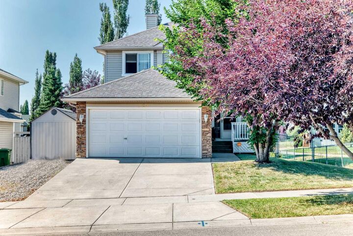 Property Photo: 124 West Lakeview Drive AB T1X 1J1