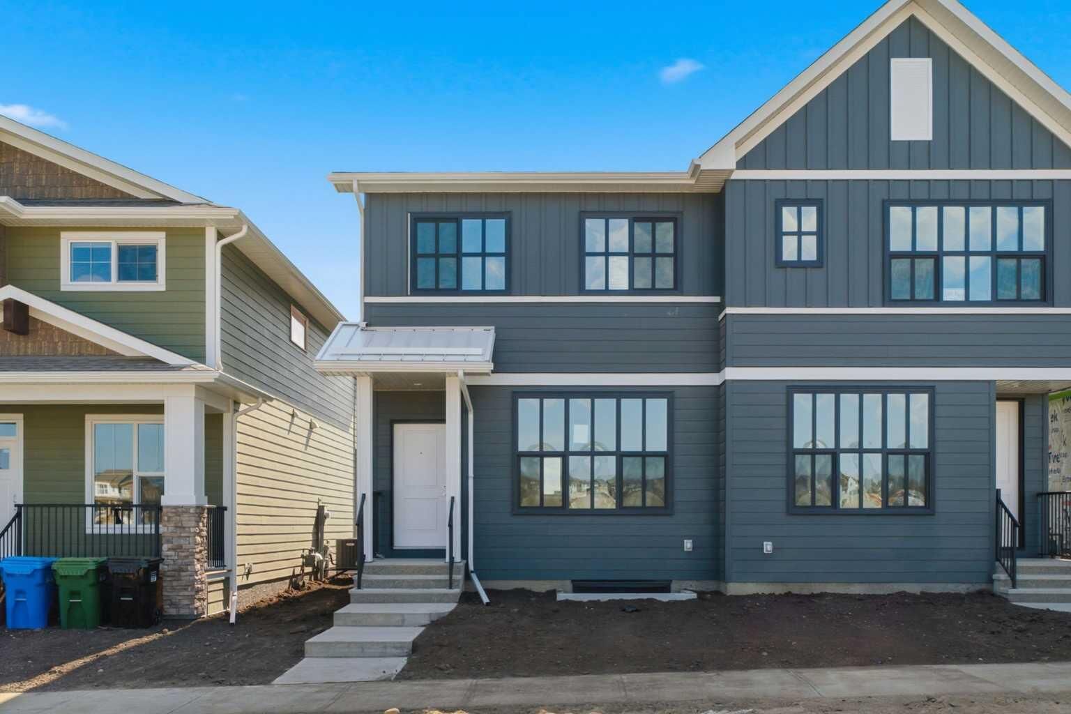 Property Photo:  131 Royston Way NW  AB T3L 0N7 