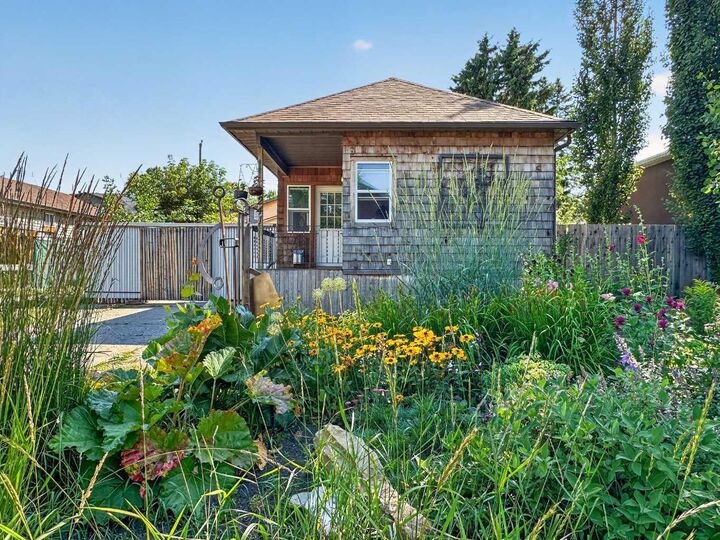 Property Photo:  241 25 Avenue NE  AB T2E 1Y2 