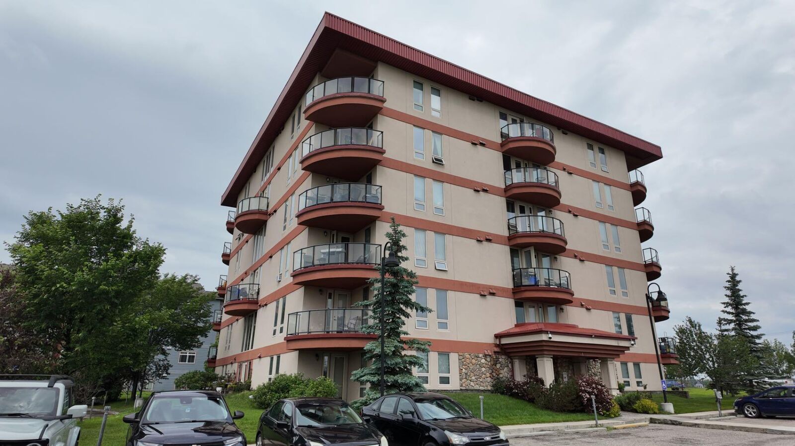 Property Photo:  105 Railway Avenue SW 1103  AB T4B 0E3 