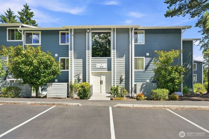 Property Photo:  4641 W Lake Sammamish Parkway SE F305  WA 98027 