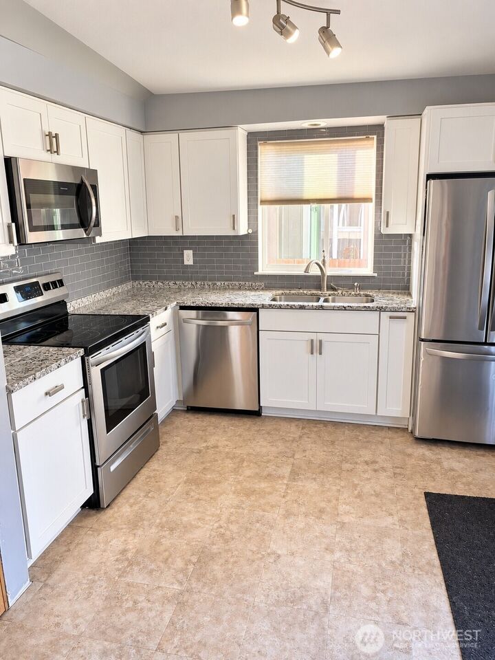 Property Photo:  412  McKenzie Avenue SW  WA 98597 