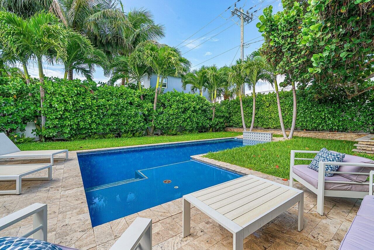Property Photo: 414 NE 7th Avenue FL 33483