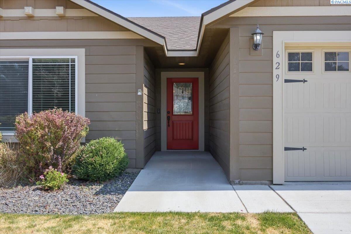 Property Photo: 629 E 35th Ave WA 99337