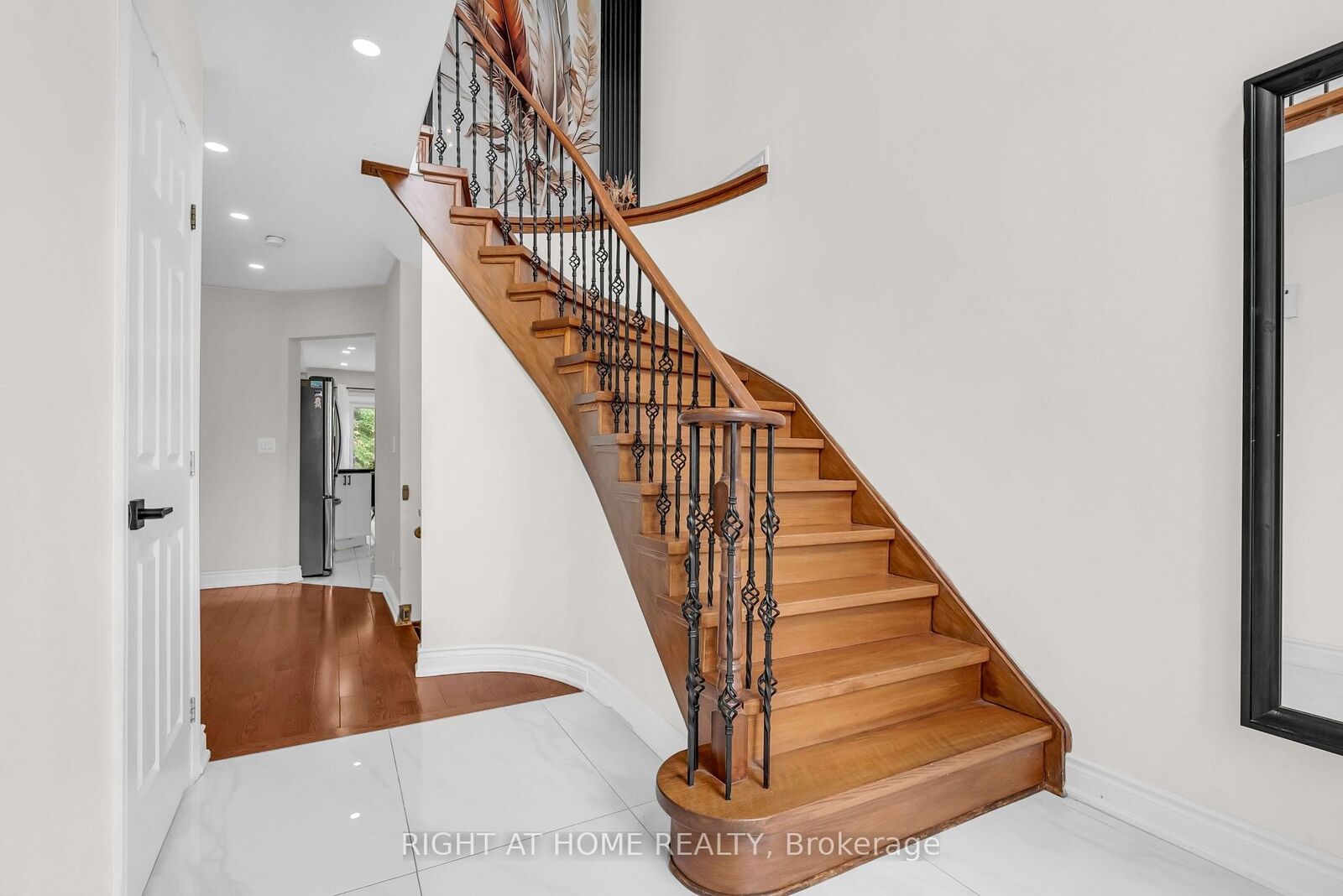 Property Photo: 847 Stonebridge Avenue ON L5V 2L1