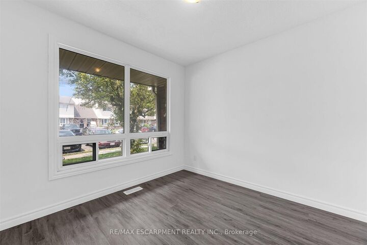 Property Photo: 100 Brownleigh Avenue 284 ON L3B 5V8