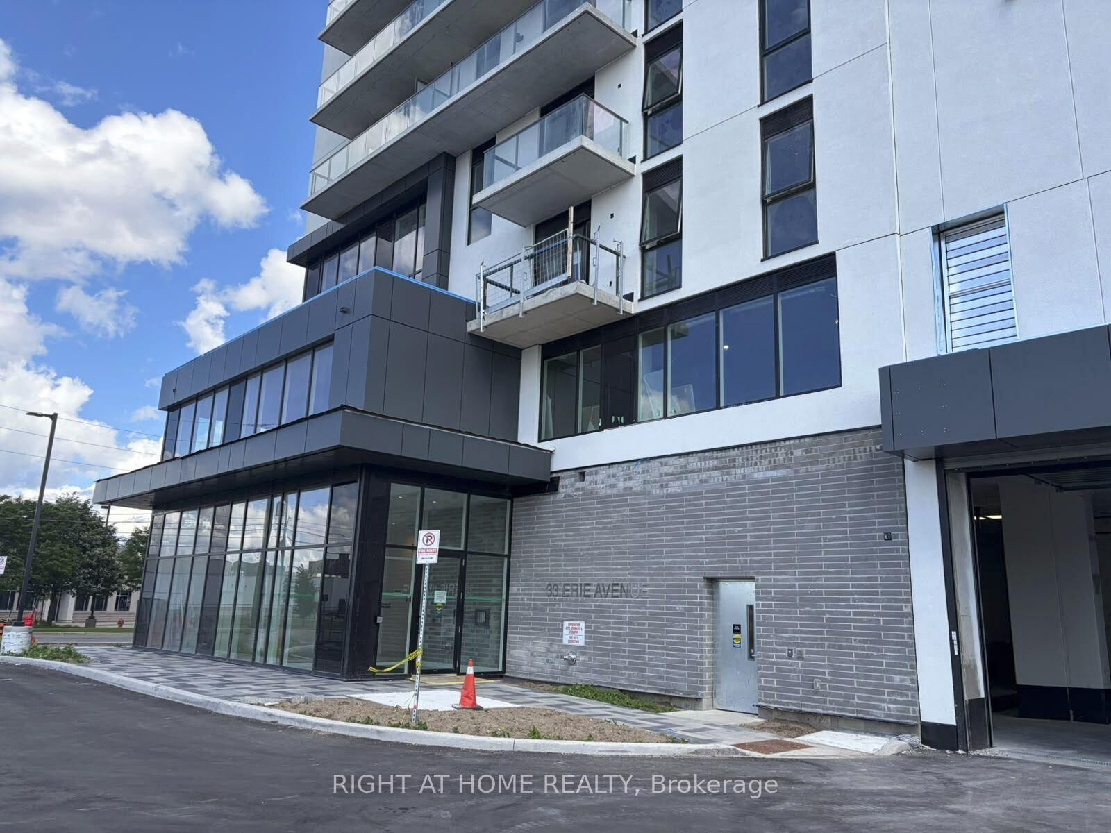 Property Photo:  33 Erie Avenue 1402  ON N3S 0K7 