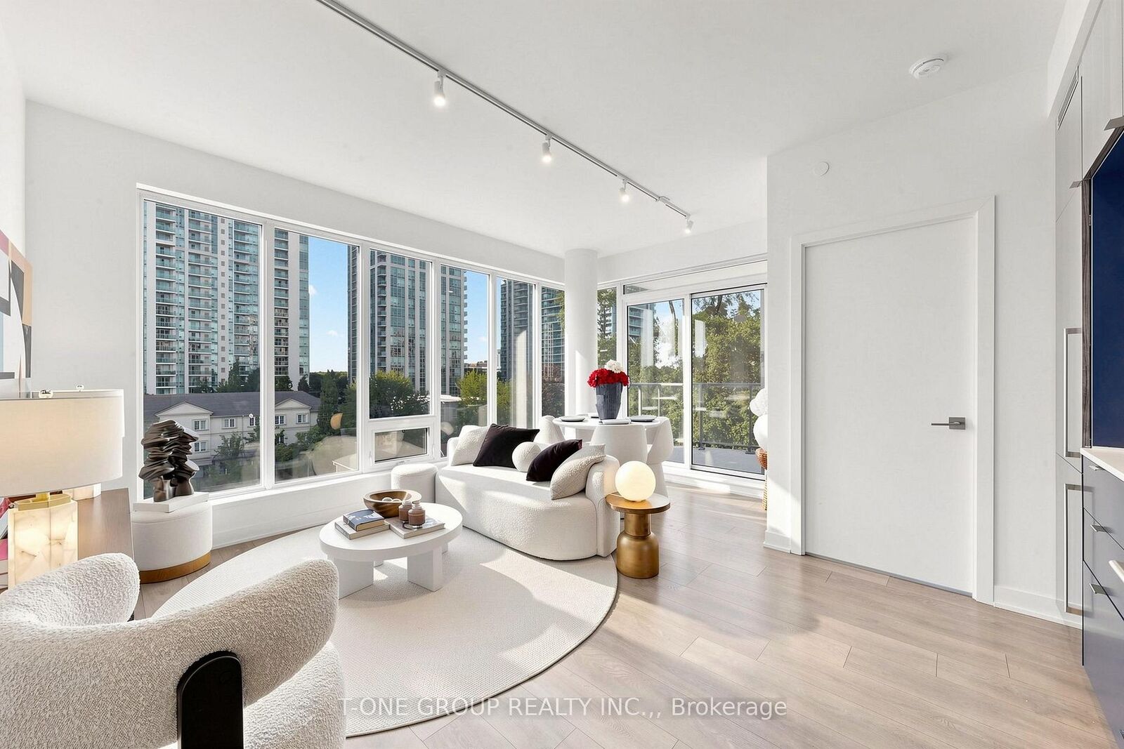Property Photo: 28 Avondale Avenue 502 ON M2N 0K2