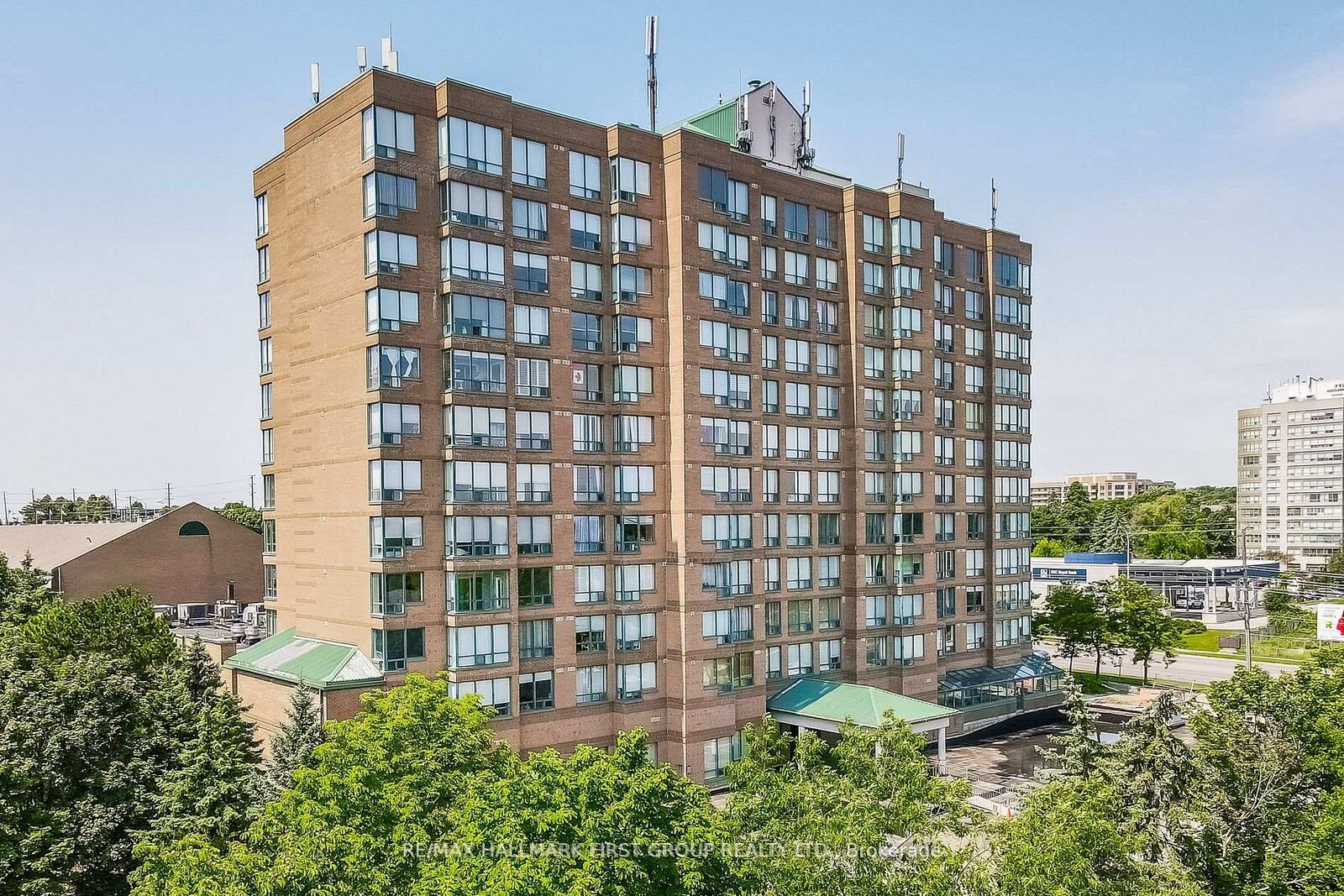 Property Photo:  711 Rossland Road 501  ON L1N 8Z1 