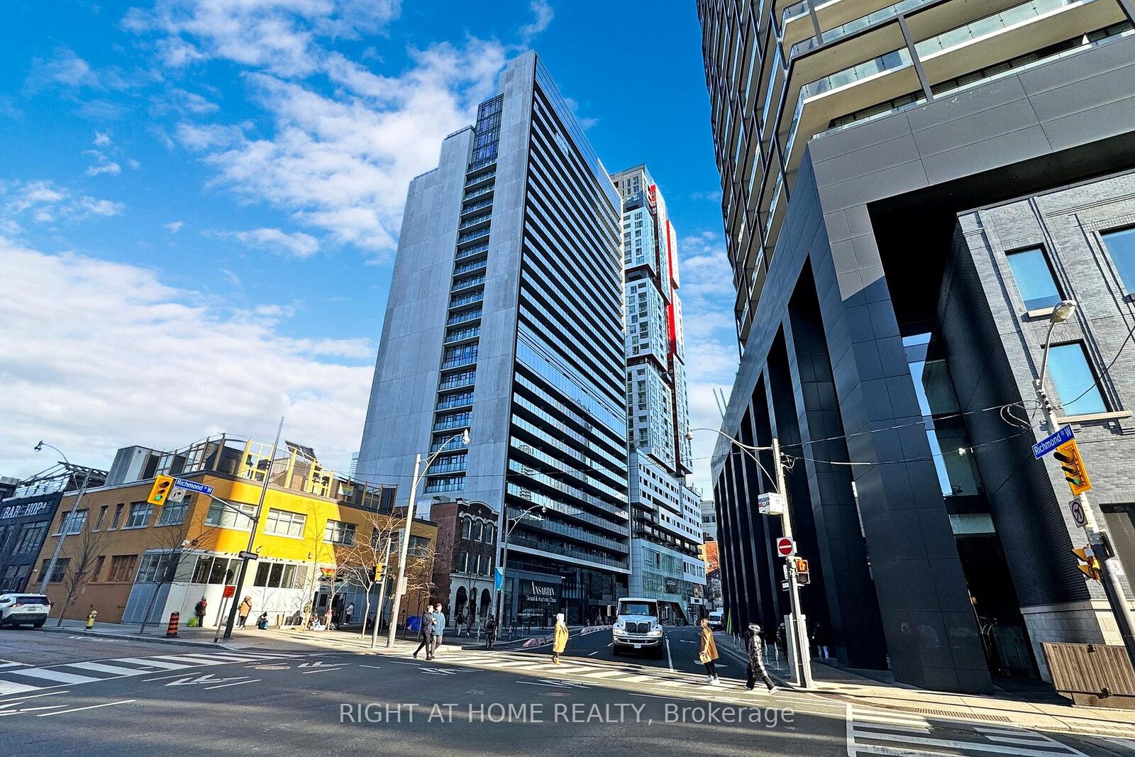 Property Photo: 330 Richmond Street W 209 ON M5V 0M4