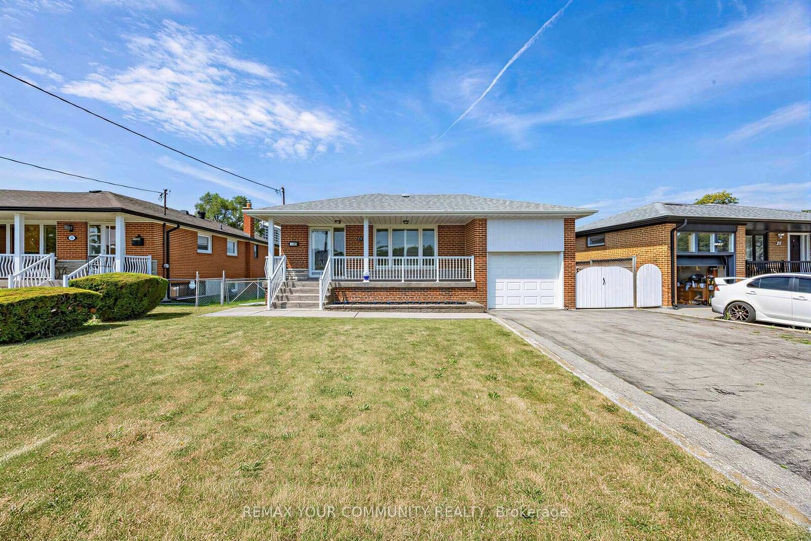 Property Photo: 20 Linthurst Avenue ON M3M 1P2