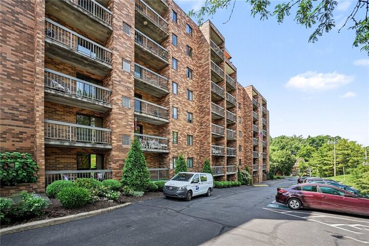 Property Photo:  1500 Cochran Road 515  PA 15243 