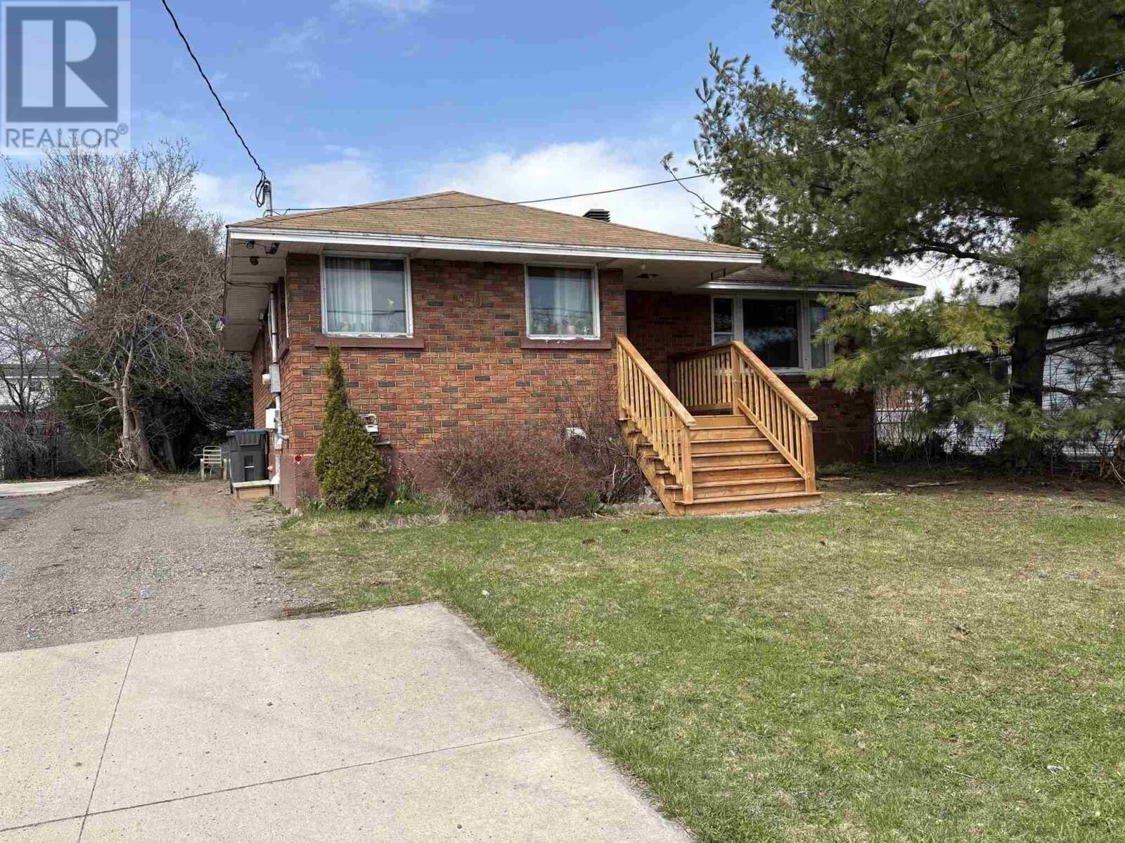 Property Photo:  90 Henrietta Ave  ON P6C 1Z5 