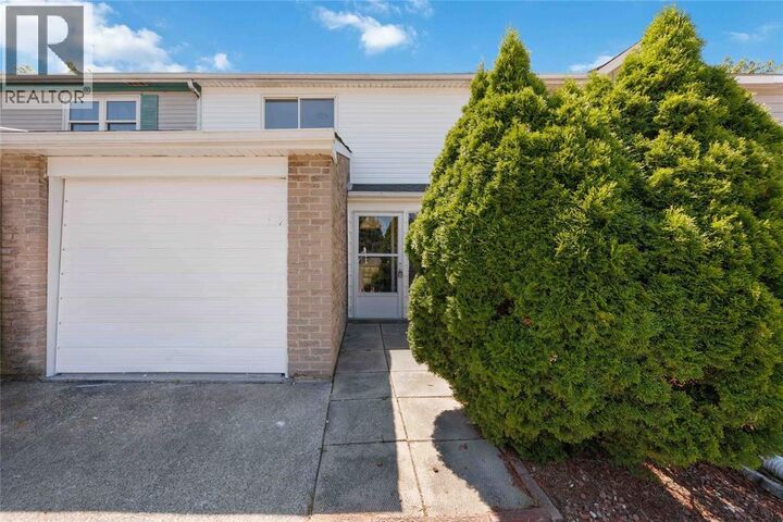 307 Somerset Crescent — photo 1