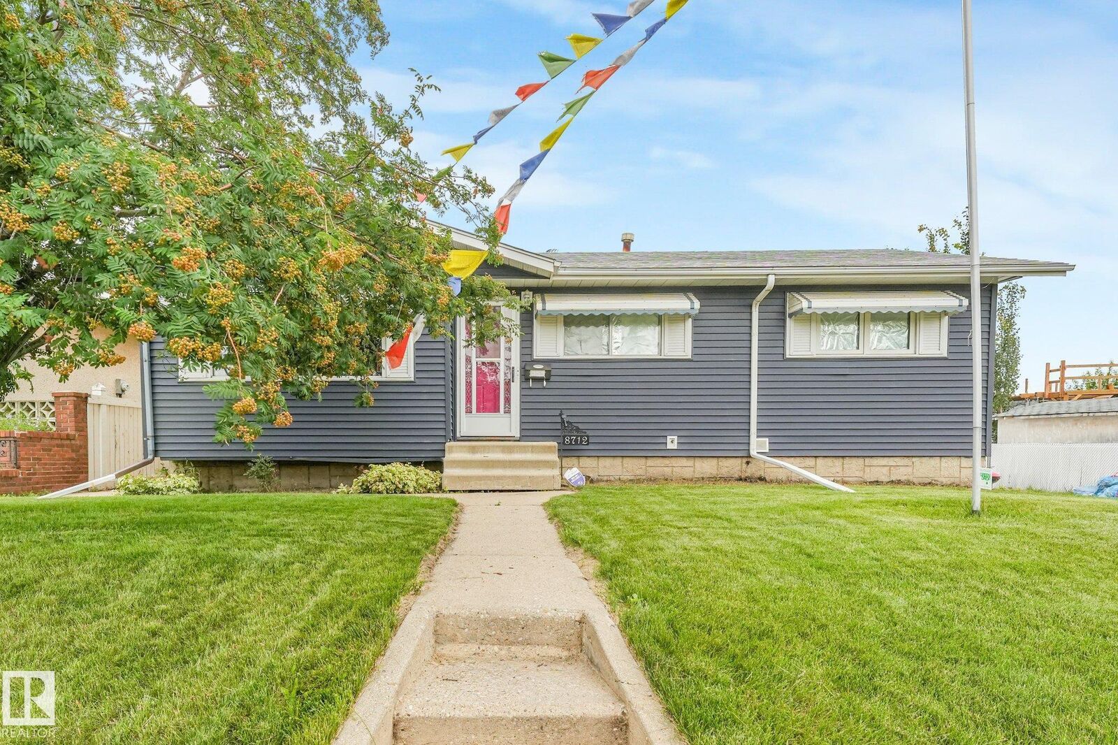 Property Photo:  8712 137 Avenue NW  AB T5E 1Y4 
