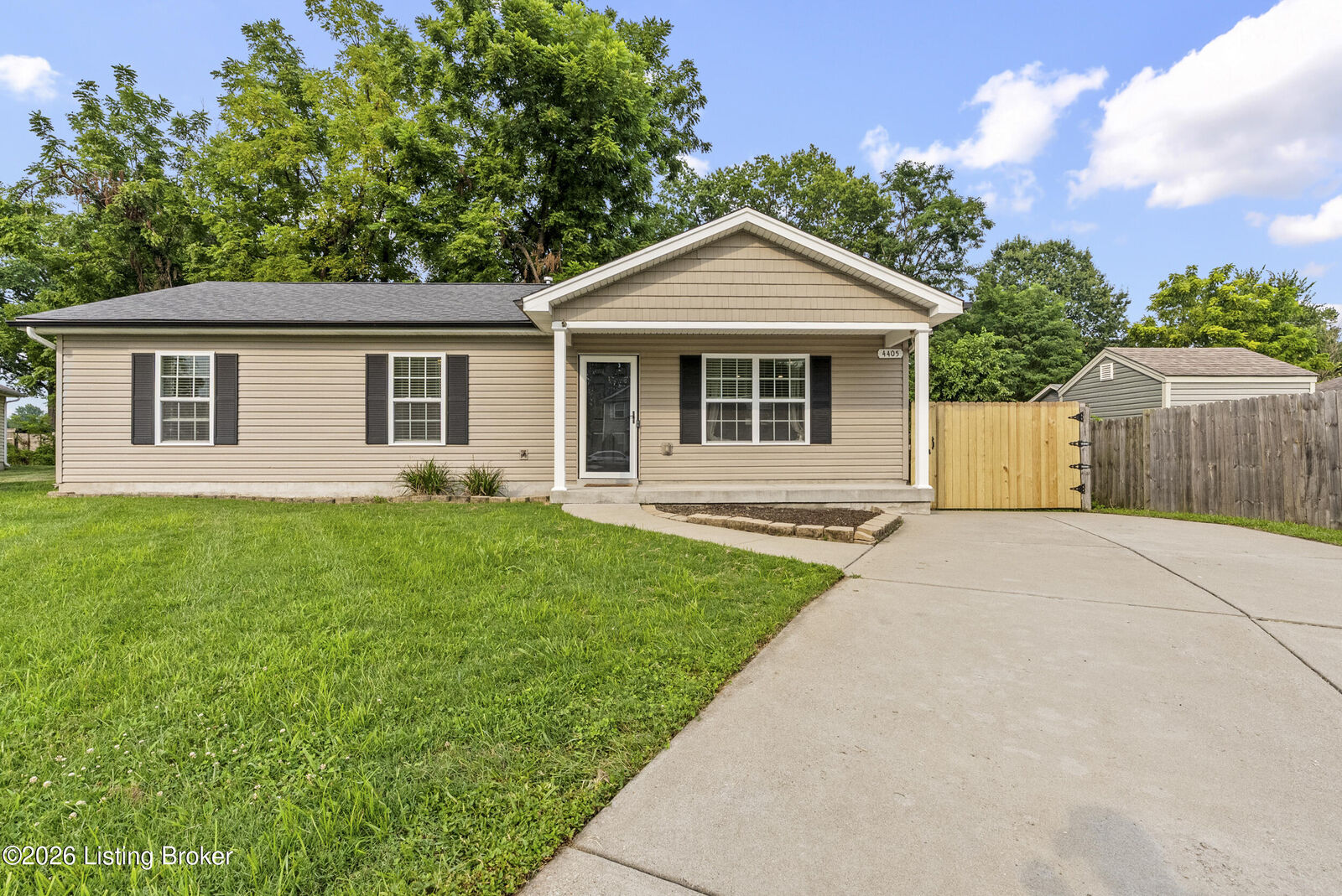 Property Photo: 4405 Debbie Ct KY 40213