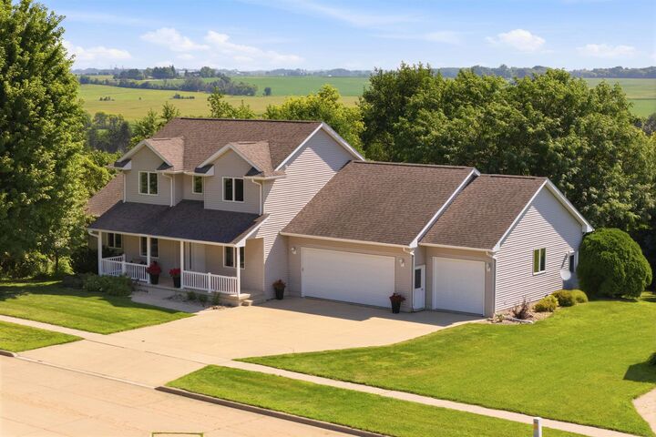 Property Photo:  310 12th Street NE  IA 50677 