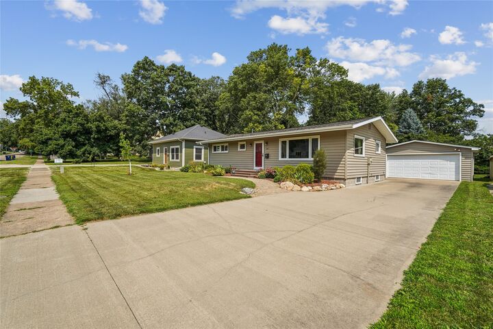 Property Photo:  404 Columbus Street  IA 50219 