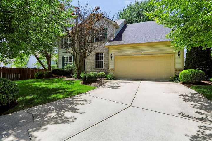 Property Photo: 11810 Queenwood Court IN 46037