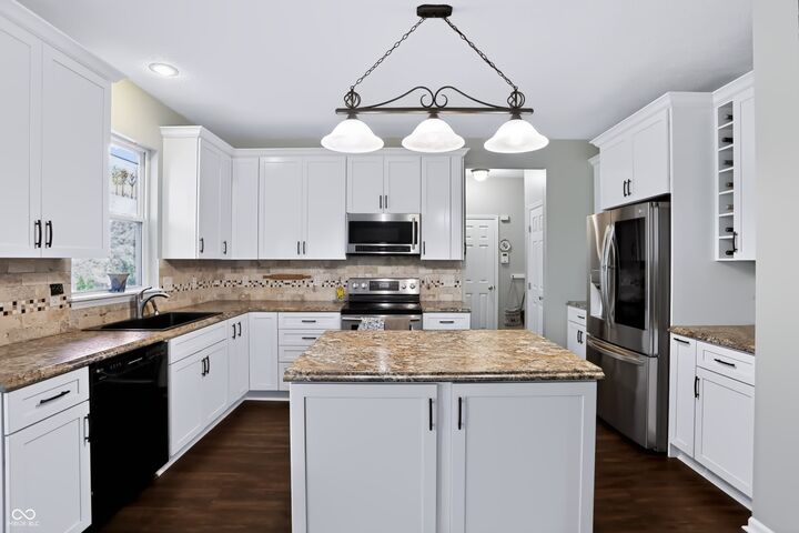 Property Photo: 11810 Queenwood Court IN 46037