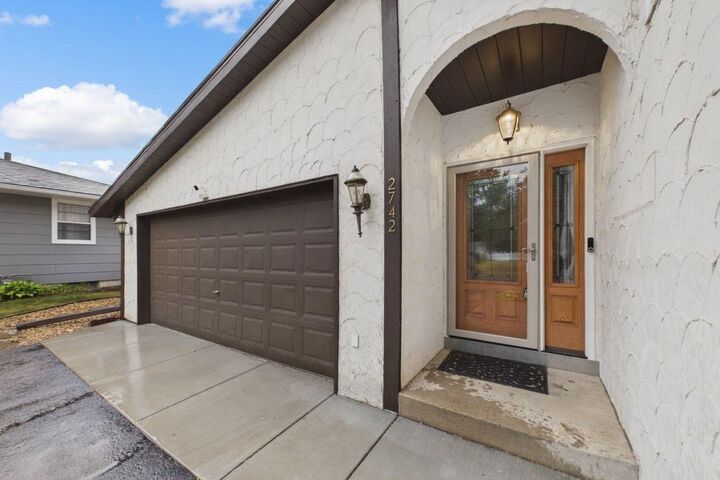 Property Photo: 2742 Hilltop Court MN 55109