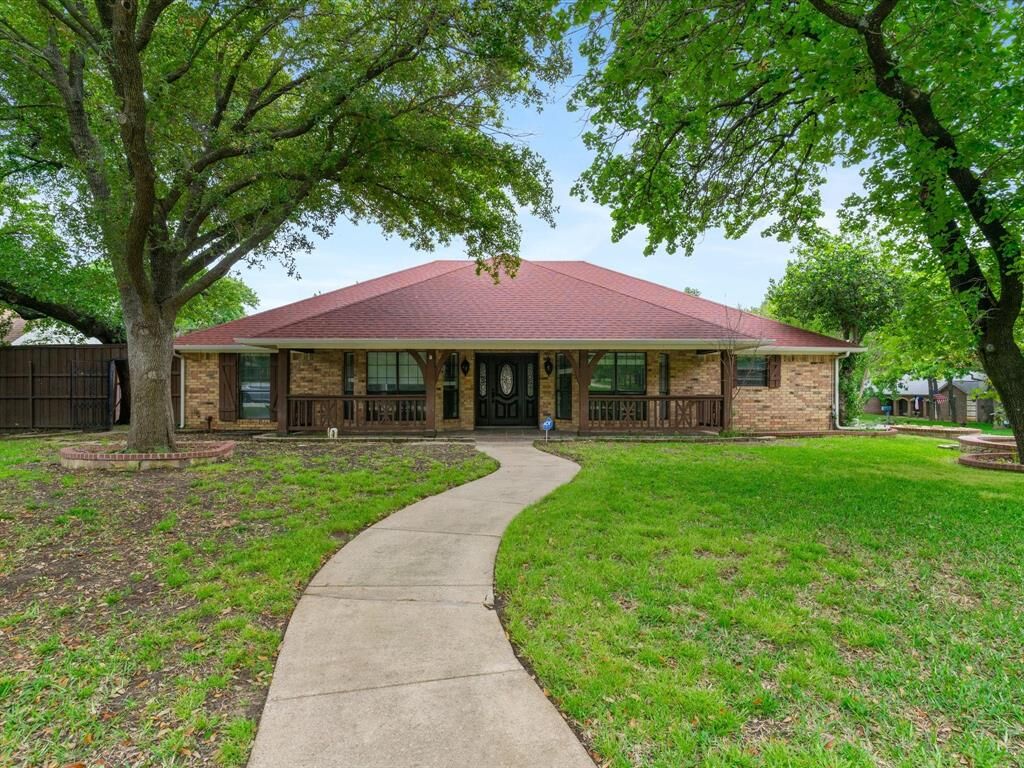 Property Photo:  922 Beverly Court  TX 75067 