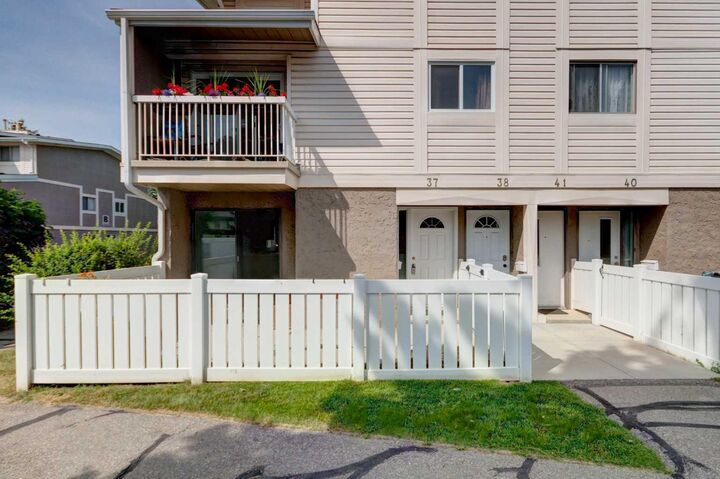 Property Photo:  3015 51 Street SW 37  AB T3E 6N5 