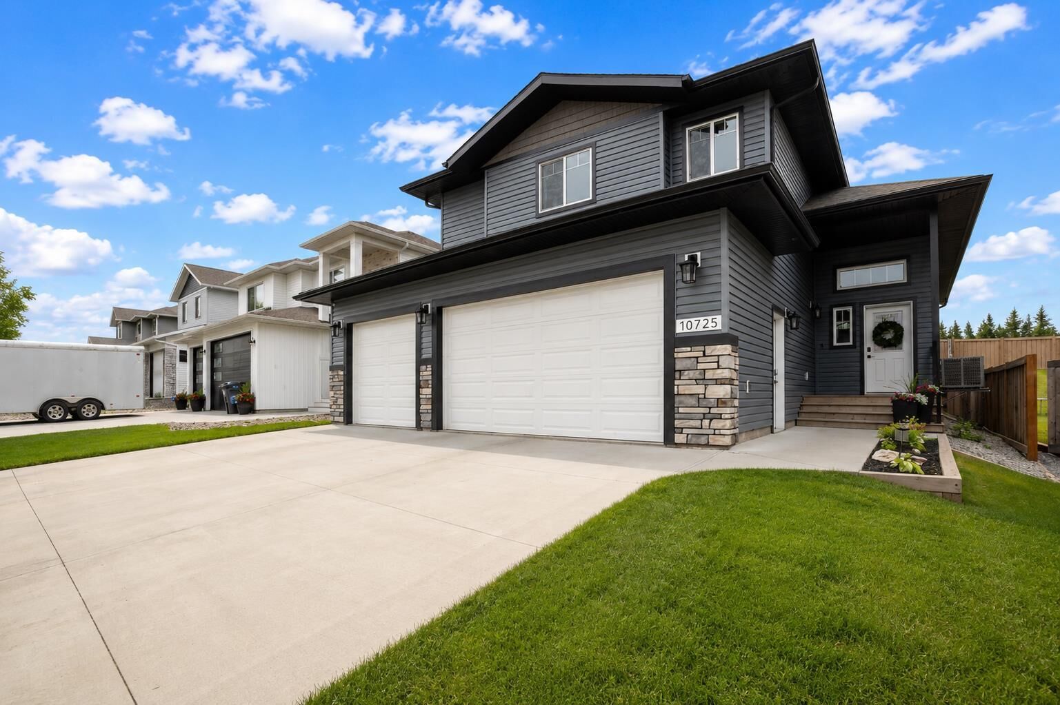 Property Photo:  10725 150 Avenue  AB T8X 0S3 