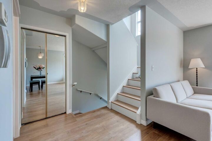 Property Photo:  128 22 Avenue NW  AB T2M 4W2 